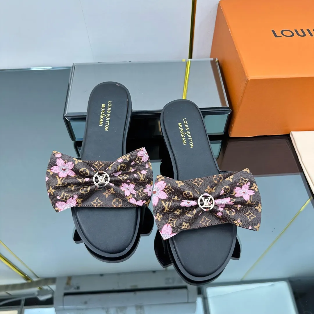 👟👟Ex-factory price 280👟👟 (available all year round) ❥V’s latest popular special material lock it series lock mop, super heavy industry launches! The golden lock on the toe is engraved with the LV letters logo 🔸Number of sizes 34-42) Welcome new and old customers to place orders in the picture above.
